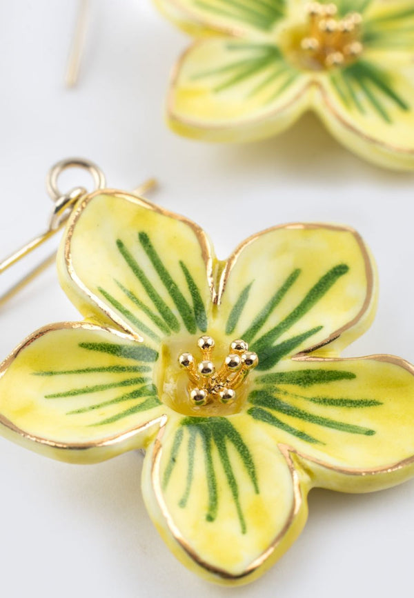 Flower pendant earrings