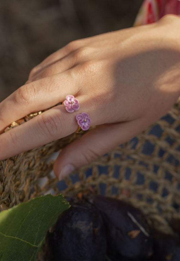 Figs and flowers face to face ring