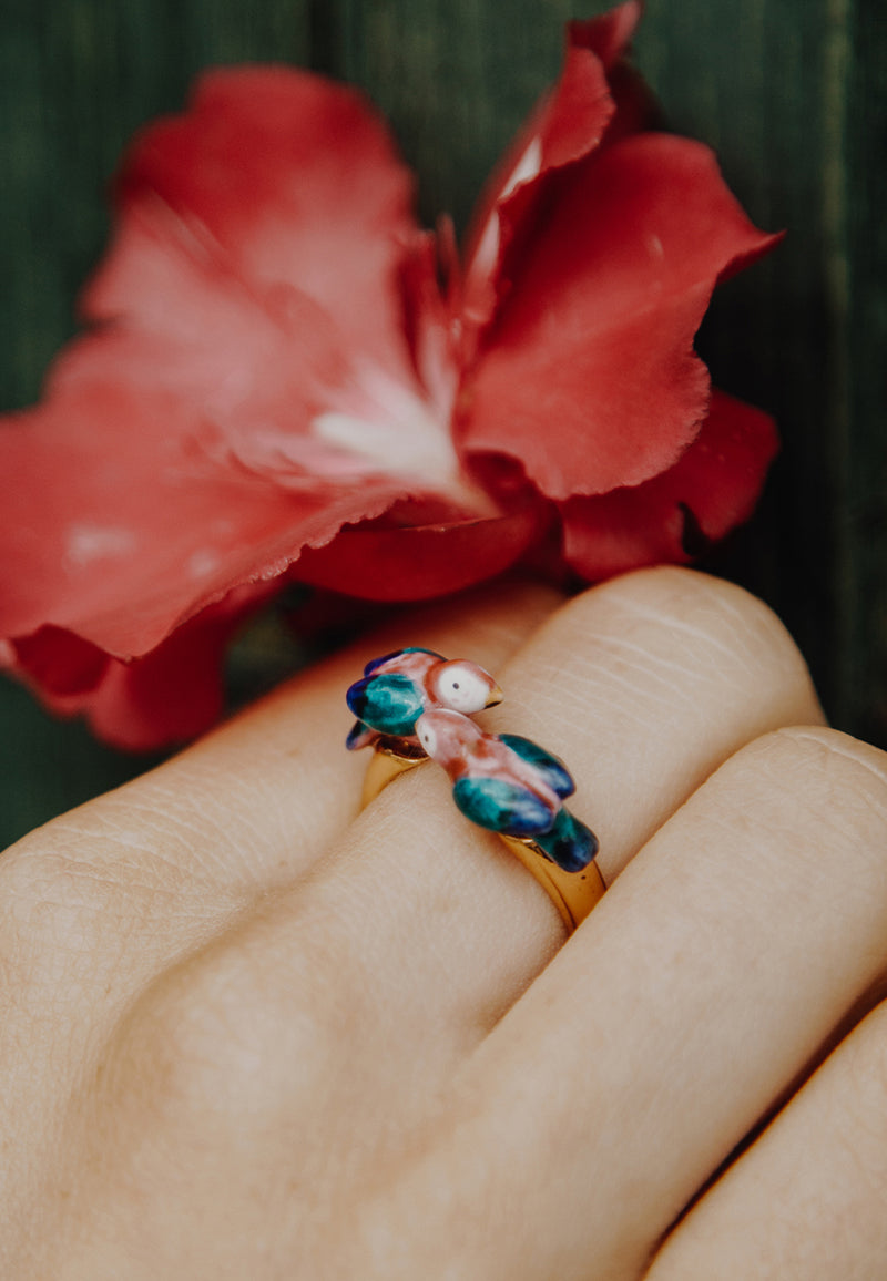 Pink parrot face to face ring